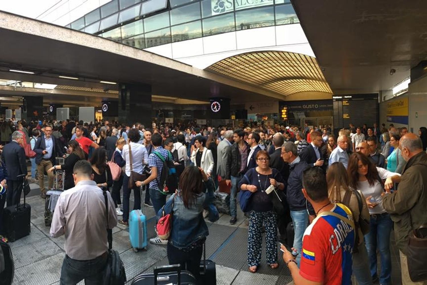 &nbsp;Black out Roma Termini &nbsp;(foto Fb)