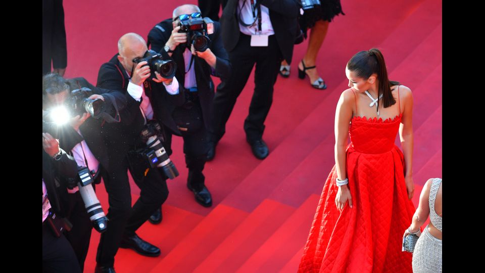 &nbsp;La modella americana Bella Hadid sul Red Carpet di Cannes (Afp)