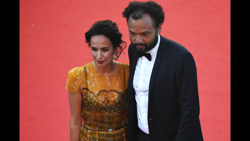 &nbsp;Il comico &nbsp;Fabrice Eboue con la moglie Amelle Chahbi (Afp)