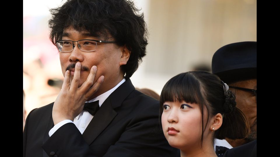 &nbsp;Il regista coreano Bong Joon-ho con l'attrice sudcoreana &nbsp;Ahn Seo-hyun (Afp)