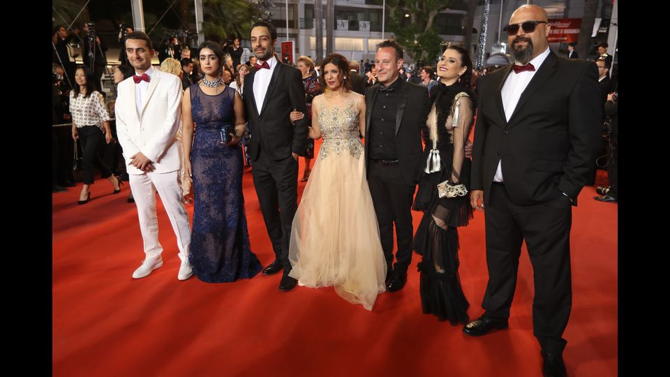 &nbsp;I produttori Tunis Nadim Cheikhrouha e Mohamed Habib Attia con il regista tunisino Kaouther Ben Hania e gli attori Mariam Al Ferjani, Ghanem Zrelli, Anissa Daoud, Chedly Arfaoui alla pesentazione del film &quot;Bellezza e cani&quot; (Aala Kaf Ifrit) (Afp)