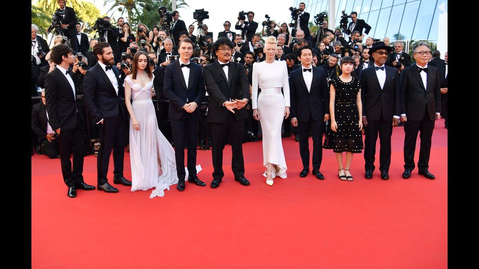 &nbsp;Il regista coreano Bong Joon-ho con gli attori Byung Hee-bong, Giancarlo Esposito, Ahn Seo-hyun,Steven Yeun, Tilda Swinton, Paul Dano, Lily Collins, Jake Gyllenhaal e Devon Bostick, protagonisti del film in concorso &quot;Okja&quot; (Afp)