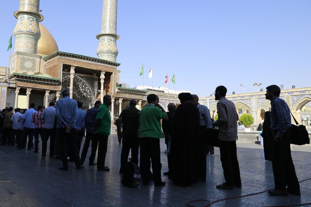 &nbsp;Elettori in fila di fronte al mausoleo di Shah-Abdol-Azim
