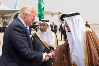 Donald Trump con il re Salman bin Abdulaziz Al Saud dell'Arabia Saudita (Bandar Algaloud / Saudi Royal Co / ANADOLU AGENCY)&nbsp;