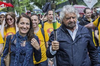 &nbsp;Beppe Grillo e Carla Ruocco &nbsp;alla marcia Perugia-Assisi del Movimento 5 Stelle per il reddito di cittadinanza.&nbsp;Renzi? &quot;Non &egrave; pi&ugrave; un mio problema&quot;, risponde Beppe Grillo a chi gli chiede dell'ex presidente del Consiglio, e segretario del Pd, Matteo Renzi, durante la marcia alla quale, secondo il fondatore del Movimento, partecipano oltre 50mila persone. Due anni fa &quot;c'era anche lui&quot; alla marcia Perugia-Assisi. Grillo&nbsp;ricorda Gianroberto Casaleggio che &quot;ci manca, ci manca, ci manca&quot;. &quot;Era un conforto, una protezione, mi appoggiavo a lui. Era un manager, quindi organizzazione... Ci manca moltissimo&quot;.&nbsp;&nbsp;(Agf)