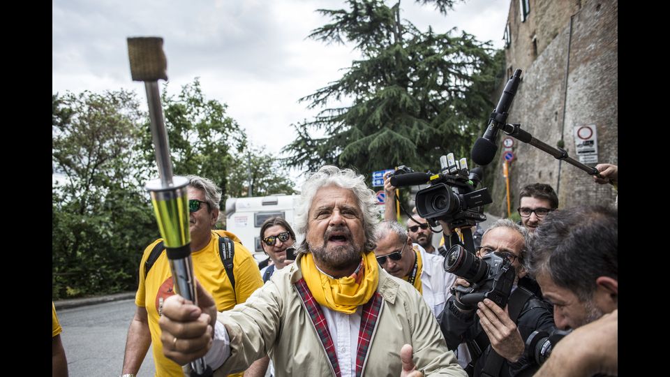 &nbsp;Beppe Grillo alla guida della marcia Perugia-Assisi per il reddito di cittadinanza.&nbsp;Per annunciare la Marcia, il blog di Grillo ha usato la similitudine del titano Prometeo che ruba il fuoco agli dei per restituirlo alla gente.&nbsp;&nbsp;(Agf)