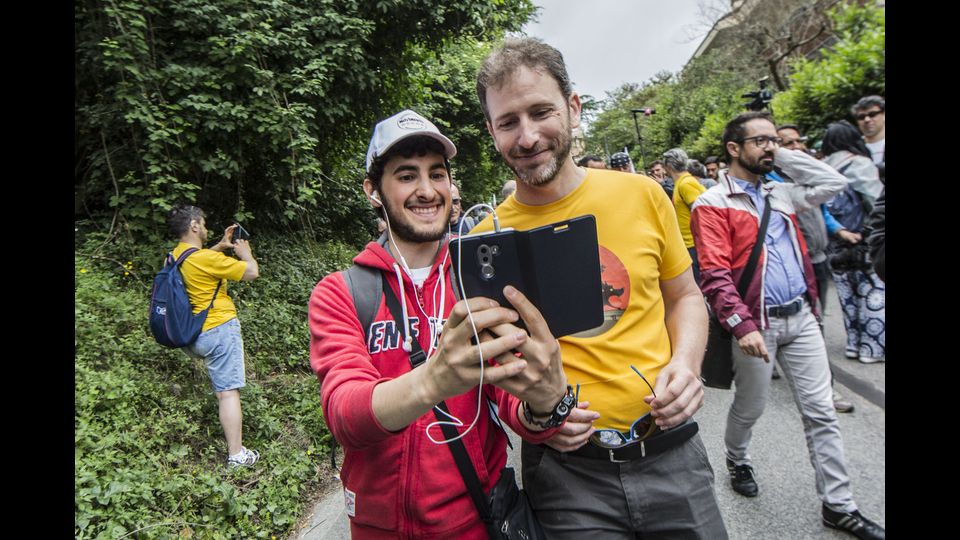 &nbsp;Perugia, il selfie di Davide Casaleggio con uno degli attivisti del M5s durante la&nbsp;marcia Perugia-Assisi per il reddito di cittadinanza.&nbsp;&nbsp;(Agf)