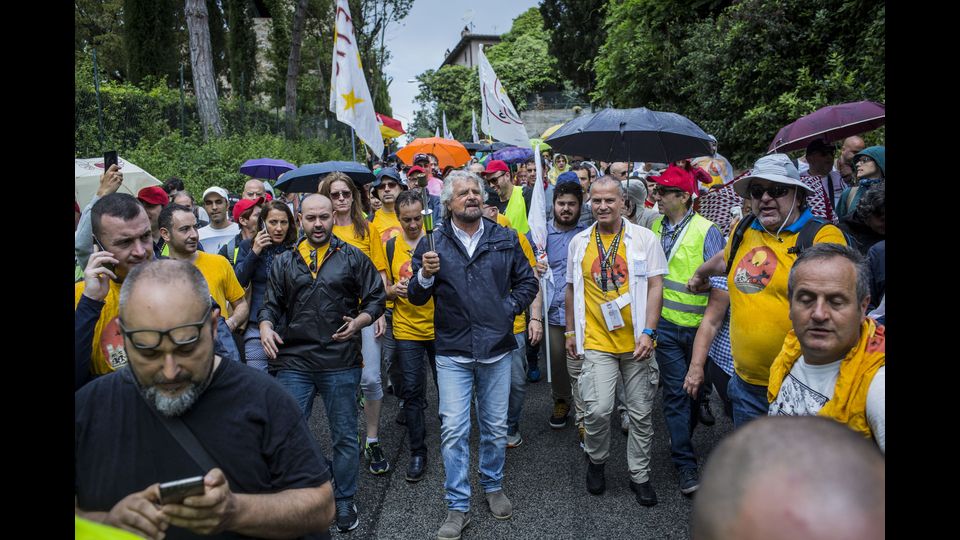 &nbsp;Beppe Grillo alla guida della marcia Perugia-Assisi per il reddito di cittadinanza (Agf)