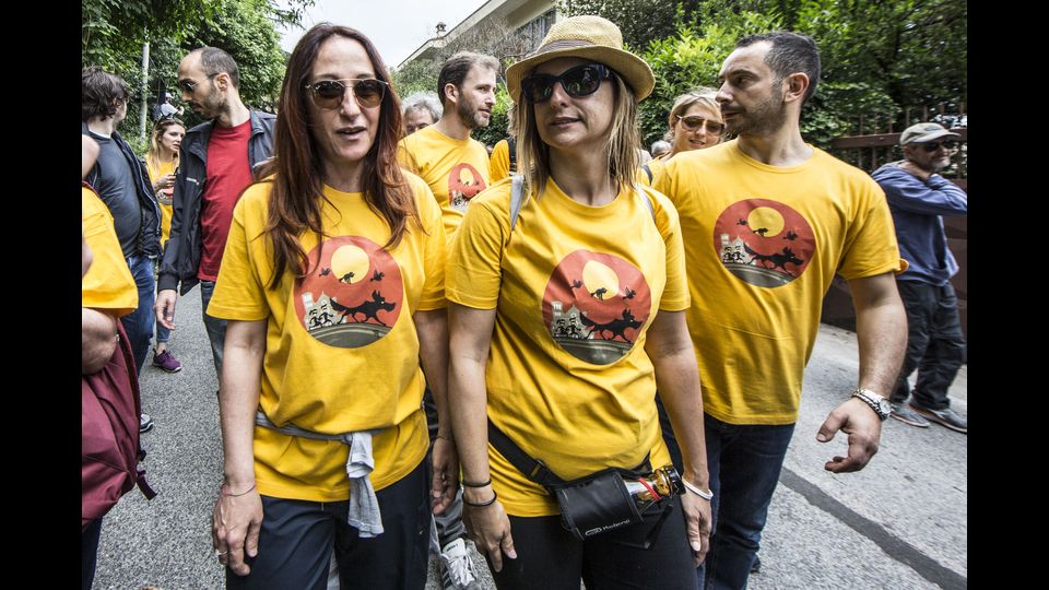 &nbsp;Paola Taverna e Roberta Lombardi alla marcia Perugia-Assisi per il reddito di cittadinanza (Agf)