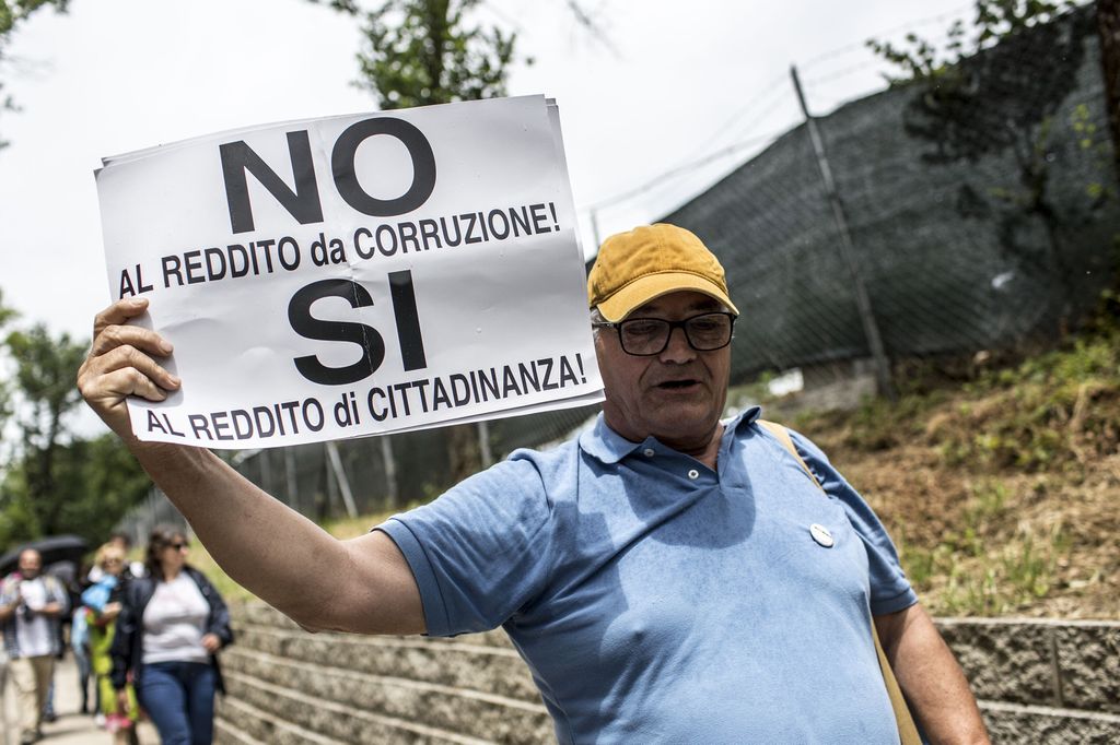 &nbsp;Un partecipante alla marcia Perugia-Assisi per il reddito di cittadinanza (Agf)