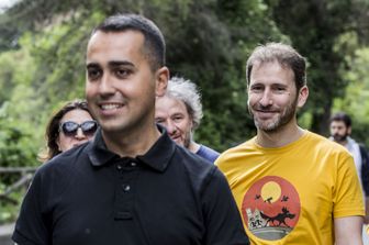 &nbsp;Davide Casaleggio e Luigi Di Maio alla marcia Perugia-Assisi per il reddito di cittadinanza (Agf)