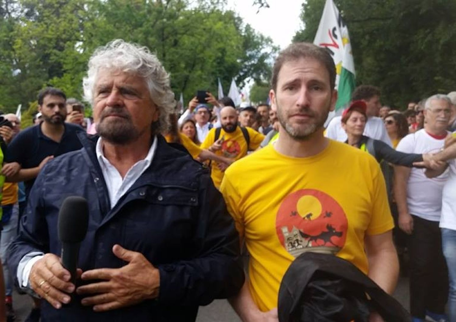 &nbsp;Beppe Grillo e Davide Casaleggio alla marcia Perugia-Assisi per il reddito di cittadinanza (Foto Fb)