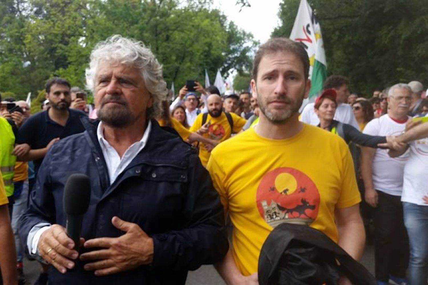 &nbsp;Beppe Grillo e Davide Casaleggio alla marcia Perugia-Assisi per il reddito di cittadinanza (Foto Fb)