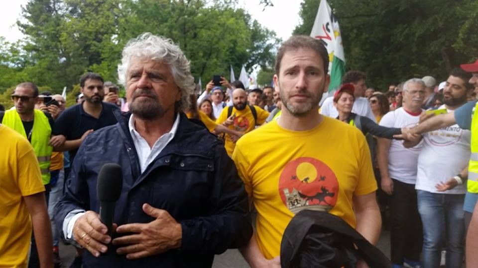 &nbsp;Beppe Grillo e Davide Casaleggio alla marcia Perugia-Assisi per il reddito di cittadinanza (Foto Fb)