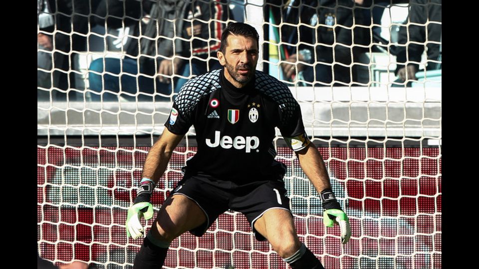 Gigi Buffon simbolo della Juventus invincibile e candidato al Pallone d'Oro (Afp)&nbsp;