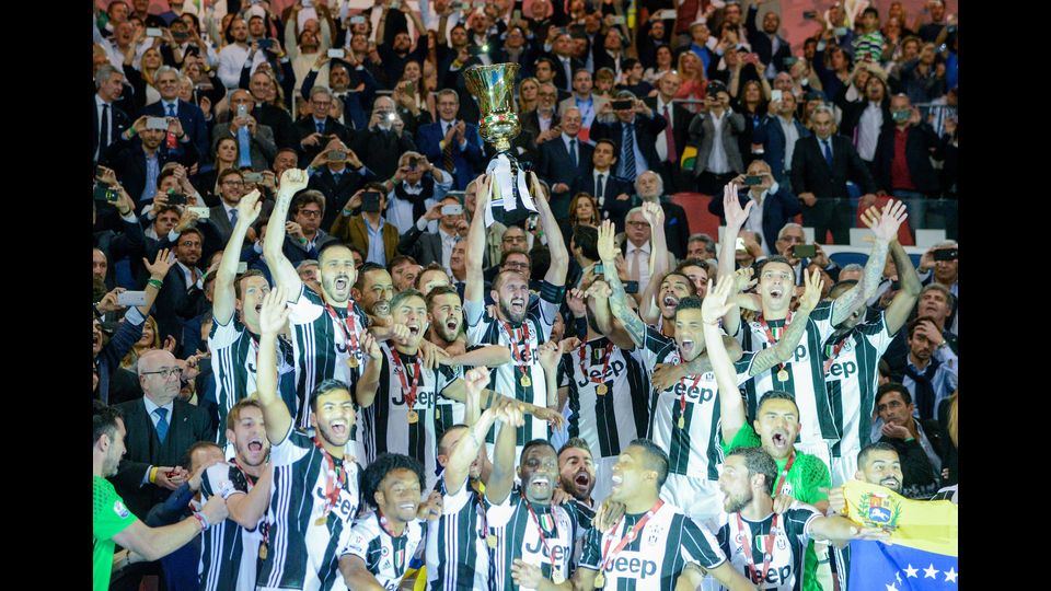 17 maggio 2017I giocatori della Juventus festeggiano con il trofeo dopo aver vinto la finale di Coppa Italia contro la Lazio (Afp)&nbsp;