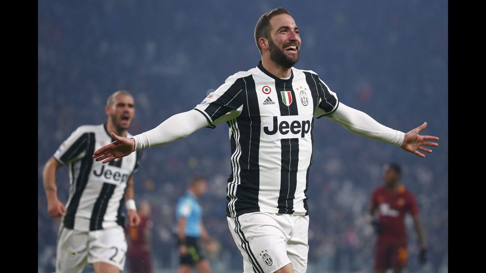 Cronistoria del campionato:&nbsp;17 dicembre 2016L'attaccante argentino Gonzalo Higuain celebra il gol segnato durante la partita di calcio &nbsp;di Serie A Juventus e As Roma terminata 1 a 0. (Afp)