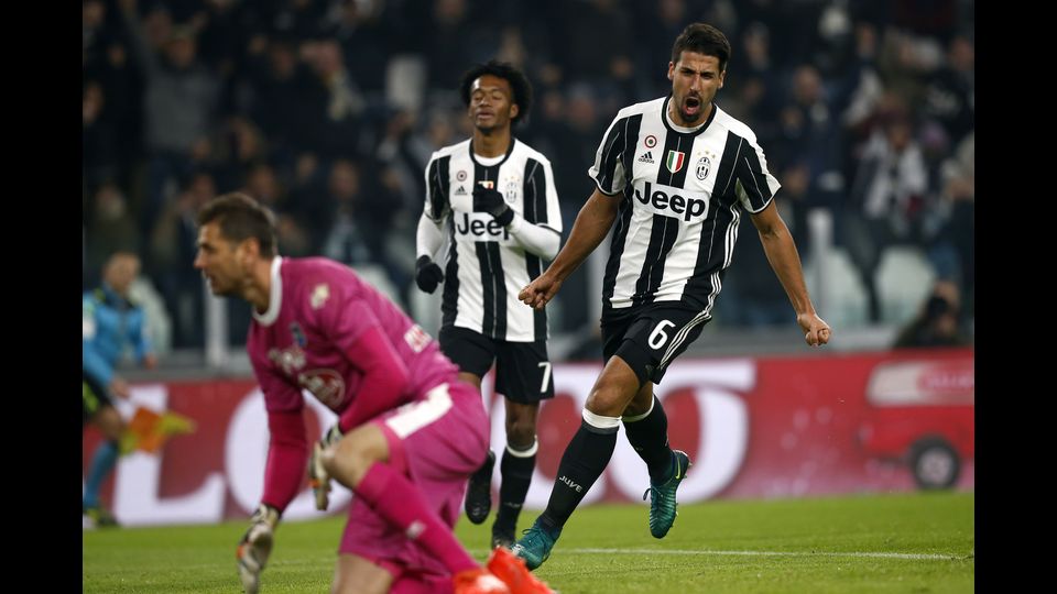 Cronistoria del campionato: 19 novembre 2016&nbsp;Il centrocampista tedesco Sami Khedira esulta dopo aver segnato un gol durante la partita con il Pescara. La partita termina 3 a 0 per la Juventus.
