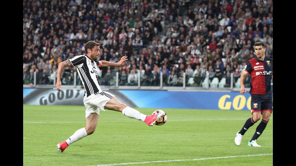 Cronistoria del campionato:&nbsp;23 aprile 2017Il centrocampista della Claudio Marchisio mentre segna il gol con il Genoa. La partita termina 4 a 0 per la Juventus. (Afp)