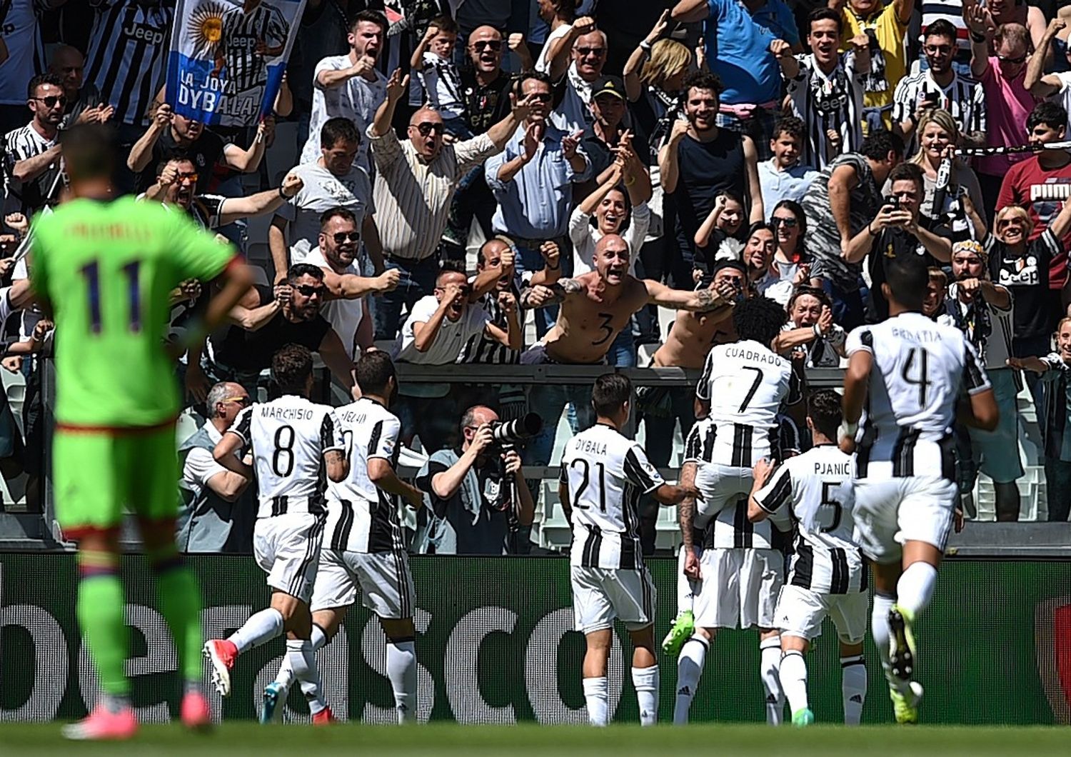 Giocatori esultano con i tifosi dopo il gol segnato da Mario Mandzukic durante la partita con il Crotone (Afp)