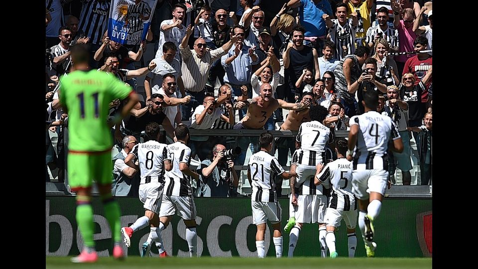 21 maggio 2017Giocatori della Juventus esultano con i tifosi: hanno scritto una pagina leggendaria nella storia del calcio italiano conquistando il sesto scudetto di fila (Afp)