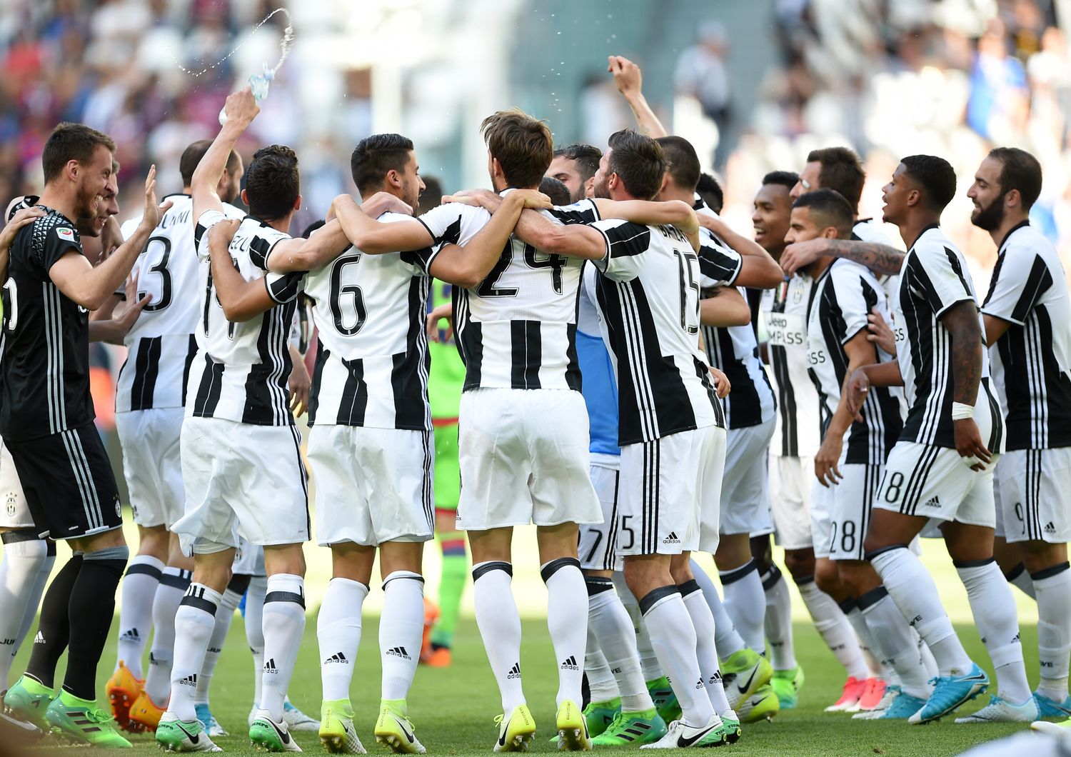21 maggio 2017 - Juventus campione d'Italia per la sesta volta consecutiva. La festa dopo la vittoria con il Crotone per 3 a 0 allo Stadium (Afp)