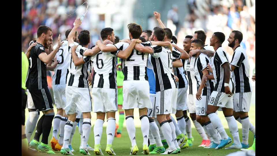21 maggio 2017 - Juventus campione d'Italia per la sesta volta consecutiva. La festa dopo la vittoria con il Crotone per 3 a 0 allo Stadium (Afp)