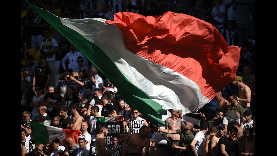 21 maggio 2017Il tricolore sventola tra i tifosi allo stadio. (Afp)