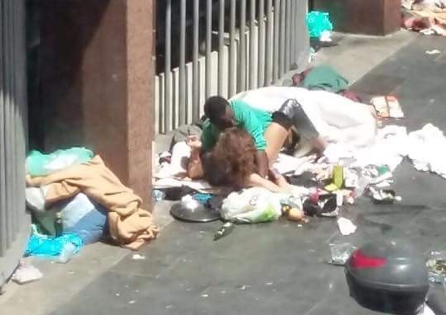 Piazza indipendenza sesso tra i rifiuti (Roma fa schifo)