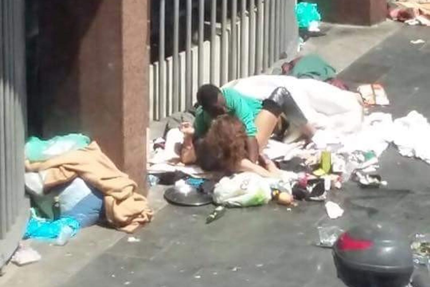 Piazza indipendenza sesso tra i rifiuti (Roma fa schifo)