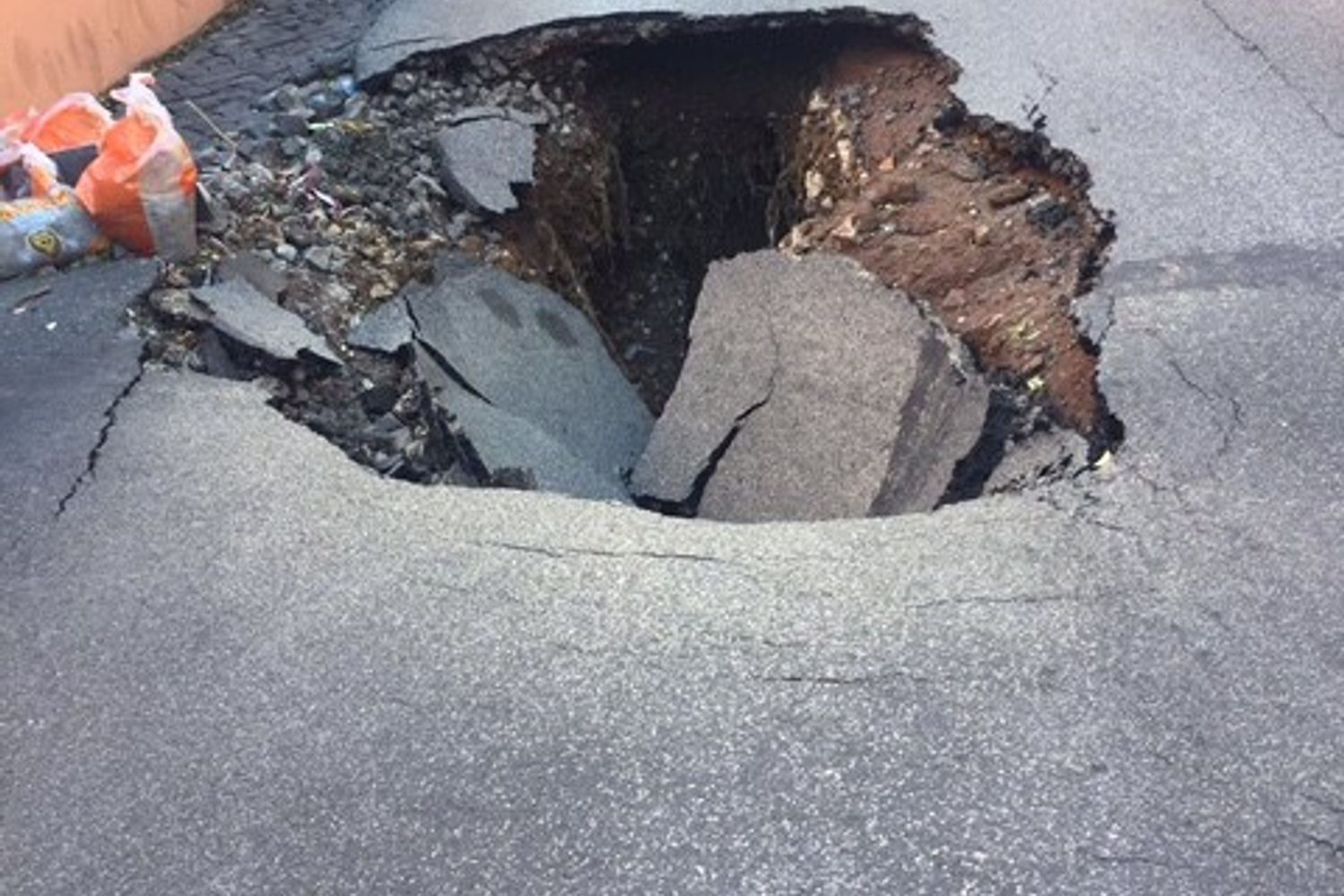 Sabato 20 maggio - Le piogge della mattina peggiorano la situazione e la voragine si allarga