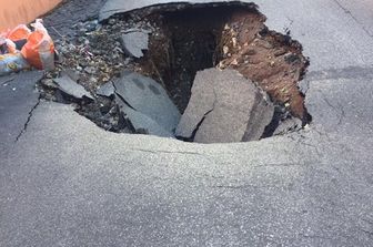 Sabato 20 maggio - Le piogge della mattina peggiorano la situazione e la voragine si allarga