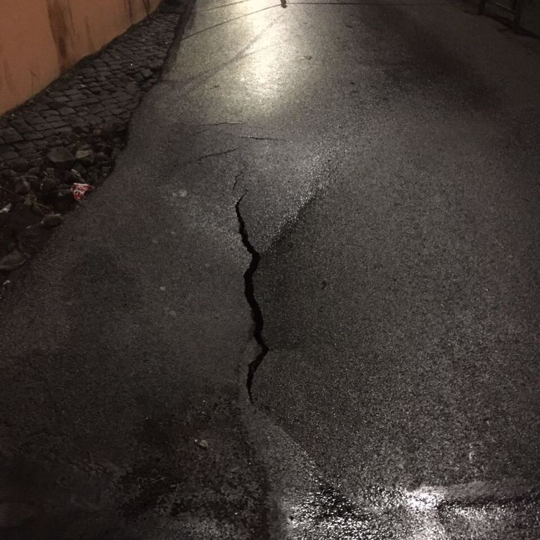 Venerd&igrave; 19 maggio - Una crepa compare sul manto stradale in via Giuseppe Parini, Roma.&nbsp;