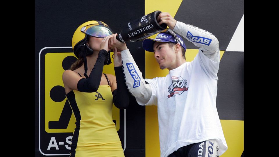 &nbsp;Nicky Hayden festeggia la vittoria in MotoGP nel Gran Premio d'Olanda ad Assen, il 24 giugno 2006 (Afp)&nbsp;