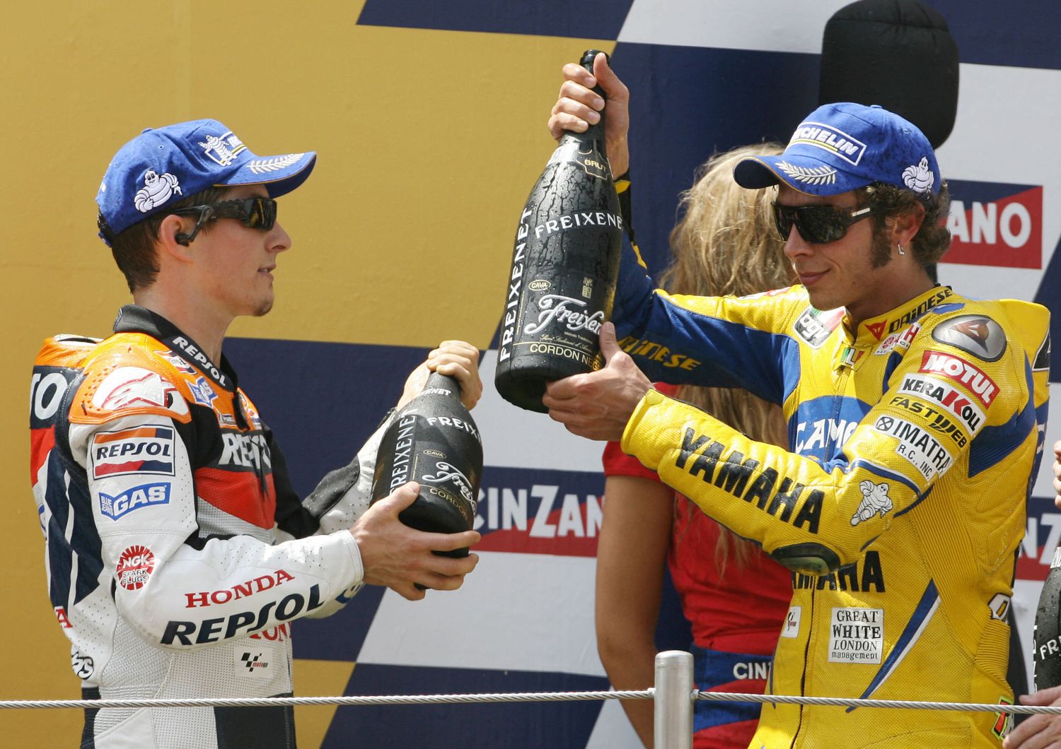 Valentino Rossi festeggia con Nicky Hayden dopo la vittoria del Gran Premio di Motociclismo della Catalogna al circuito di Montmelo, il 18 giugno 2006 (Afp)&nbsp;