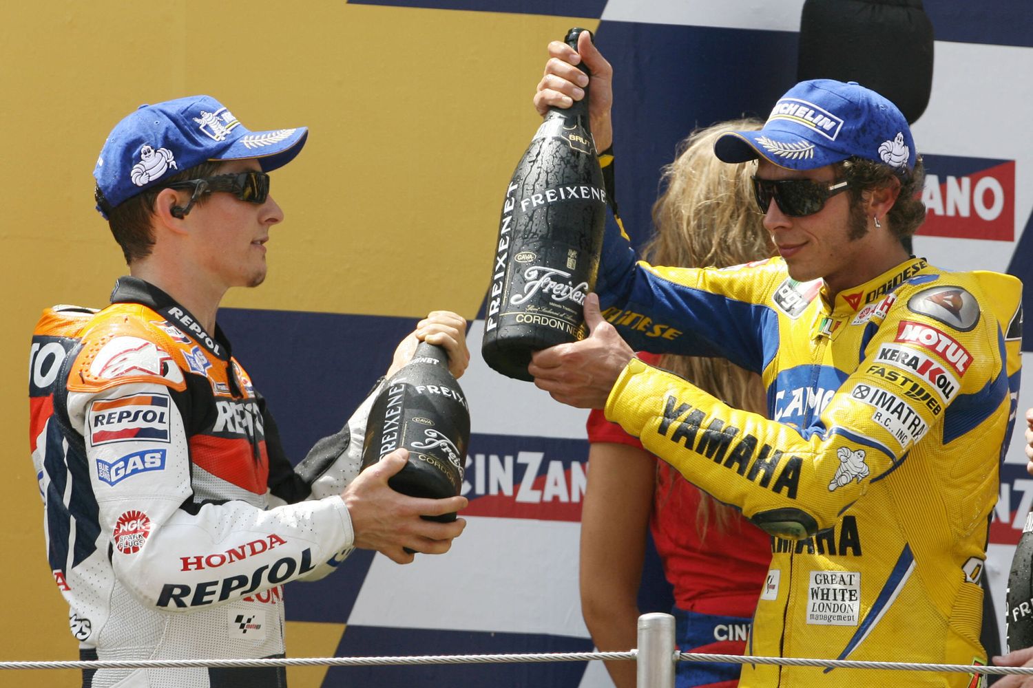 Valentino Rossi festeggia con Nicky Hayden dopo la vittoria del Gran Premio di Motociclismo della Catalogna al circuito di Montmelo, il 18 giugno 2006 (Afp)&nbsp;