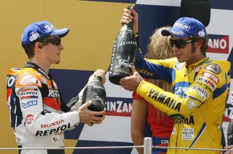 Valentino Rossi festeggia con Nicky Hayden dopo la vittoria del Gran Premio di Motociclismo della Catalogna al circuito di Montmelo, il 18 giugno 2006 (Afp)&nbsp;