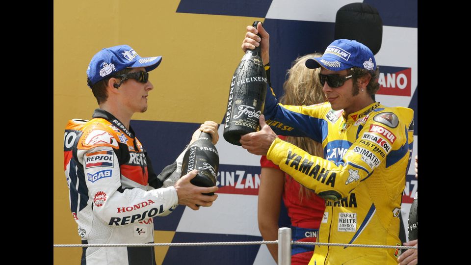 Valentino Rossi festeggia con Nicky Hayden dopo la vittoria del Gran Premio di Motociclismo della Catalogna al circuito di Montmelo, il 18 giugno 2006 (Afp)&nbsp;