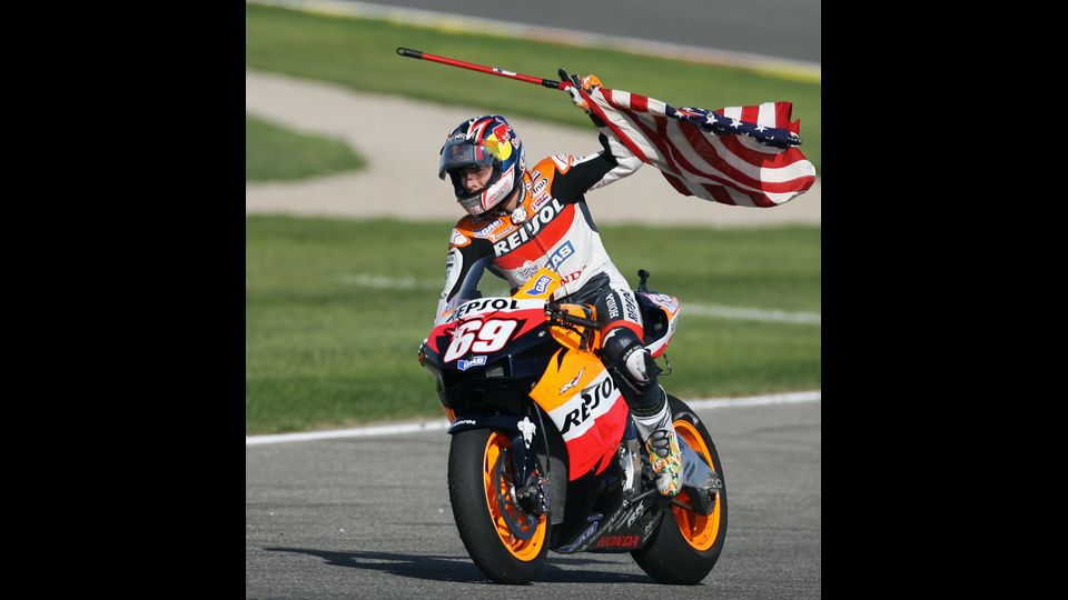 &nbsp;Nicky Hayden festeggia la vittoria del campionato MotoGP del 2006 a Cheste, il 29 ottobre 2006 (Afp)