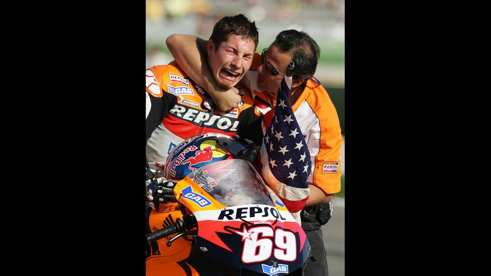 Lacrime di commozione di Nicky Hayden dopo la vittoria del campionato MotoGP 2006 a Cheste, il 29 ottobre 2006 (Afp)&nbsp;