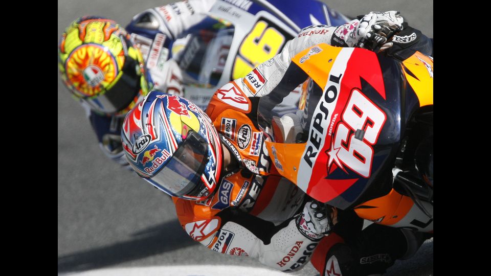 Nicky Hayden e Valentino Rossi nella terza gara di MotoGP nel Gran Premio di Spagna a Jerez de la Frontera, il 29 marzo 2008 (Afp)&nbsp;