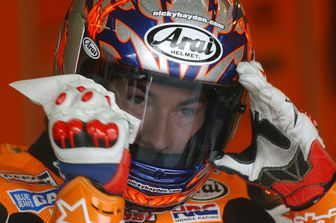 Nicky Hayden pulisce la visiera del casco alla vigilia del Gran Premio al circuito di Jerez il 30 aprile 2004 (Afp)