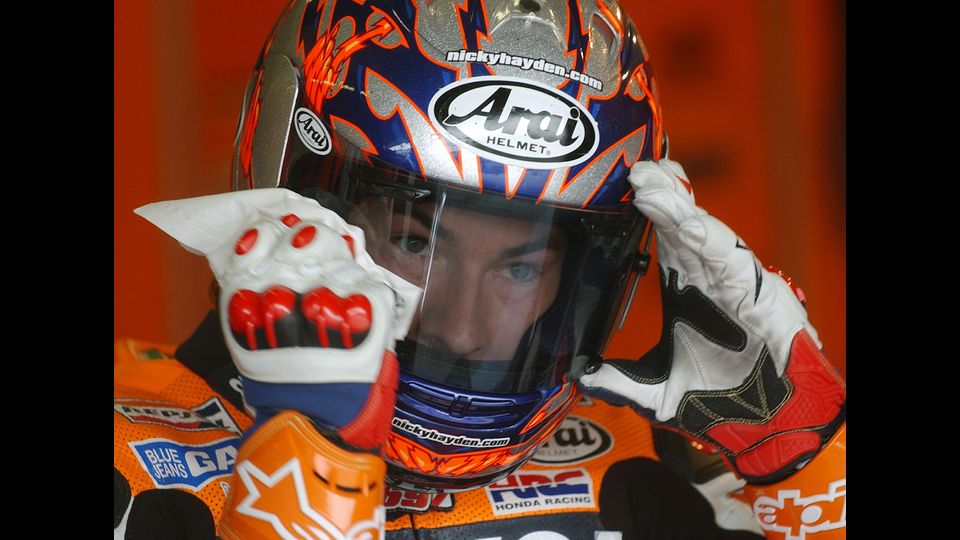 Nicky Hayden pulisce la visiera del casco alla vigilia del Gran Premio al circuito di Jerez il 30 aprile 2004 (Afp)