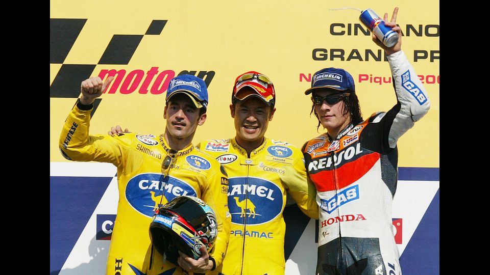 Nicky Hayden, celebra sul podio il terzo posto alla fine del MotoGP a Rio de Janeiro il 4 luglio 2004 con Makoto Tamada e Max Biaggi (Afp)