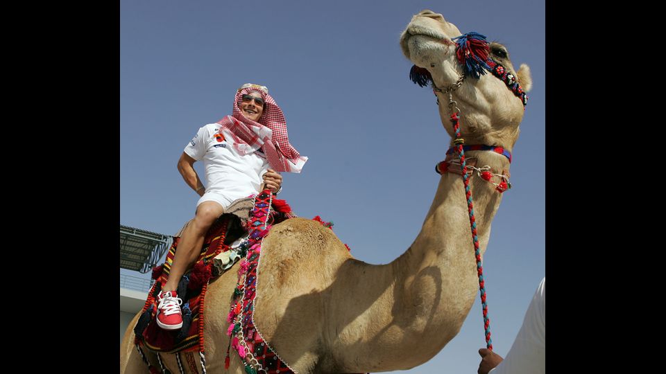 Nicky Hayden su un cammello din un momento di pausa culturale alla Losail International a Doha il 28 settembre 2005 (Afp)&nbsp;
