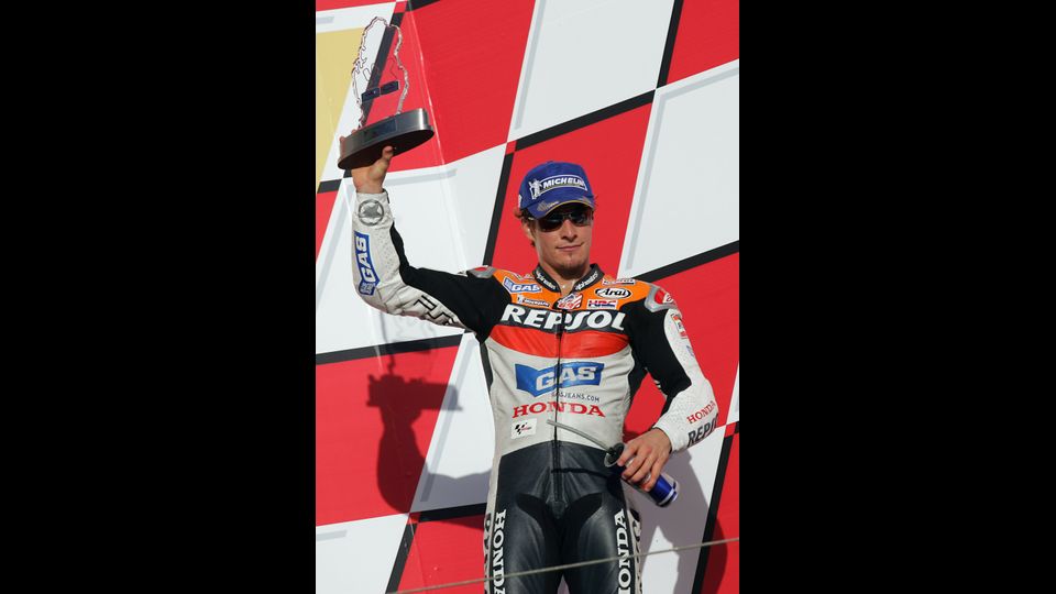 Il pilota americano&nbsp;dell' Honda&nbsp;Nicky Hayden festeggia il terzo posto al Qatar Grand Prix a Doha &nbsp;il 1 ottobre 2005 (Afp)