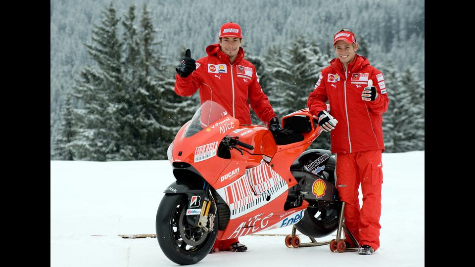 Nicky Hayden e Casey Stoner con la nuova Ducati ad una presentazione ufficiale al &quot;Wrooom, F1 e MotoGP Press Ski Meeting&quot; Ducati e Ferrari a Madonna di Campiglio il 15 gennaio 2009 (Afp)