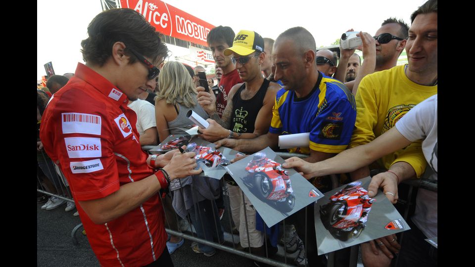 Nicky Hayden del team Ducati firma autografi ai tifosi alla pista Mugello il 29 maggio 2009 prima delle sessioni di prove libere del Gran Premio del 31 maggio (Afp)