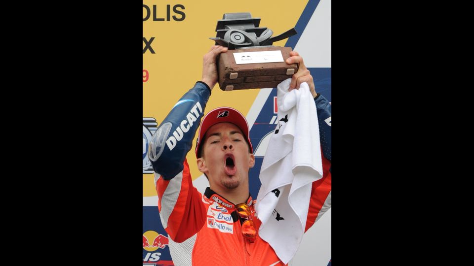 Nicky Hayden celebra il terzo posto nella gara di MotoGP al Red Bull Indianapolis il 30 agosto 2009 (Afp)