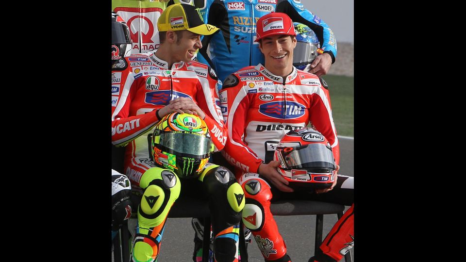 Nicky Hayden e Valentino Rossi in un momento di relax &nbsp;a Doha prima dell'inizio della stagione MotoGP &nbsp;il 17 marzo 2011(Afp)&nbsp;
